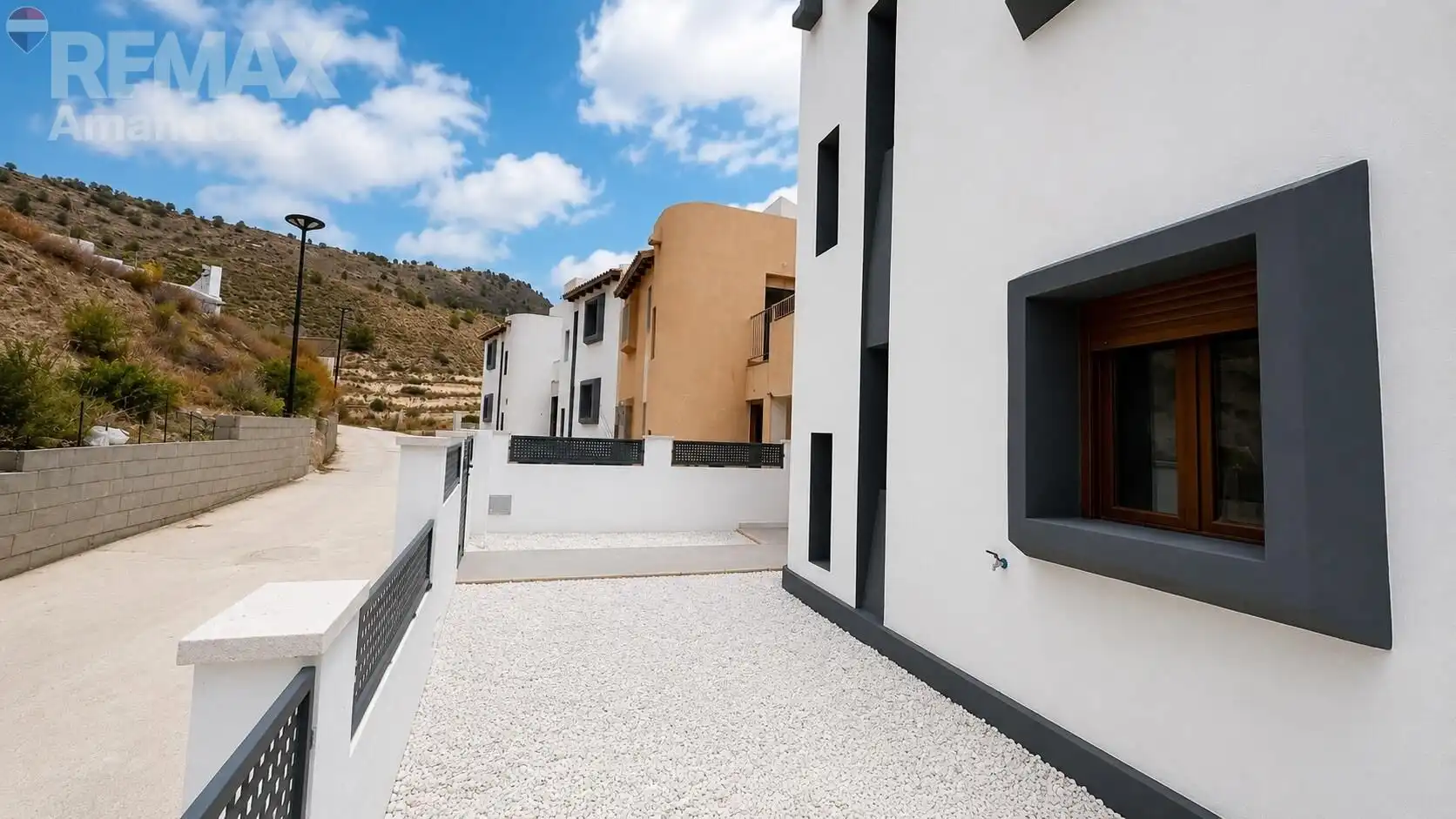 Vista exterior de Casa adosada en venda en Relleu amb Aire condicionat, Calefacció i Jardí privat