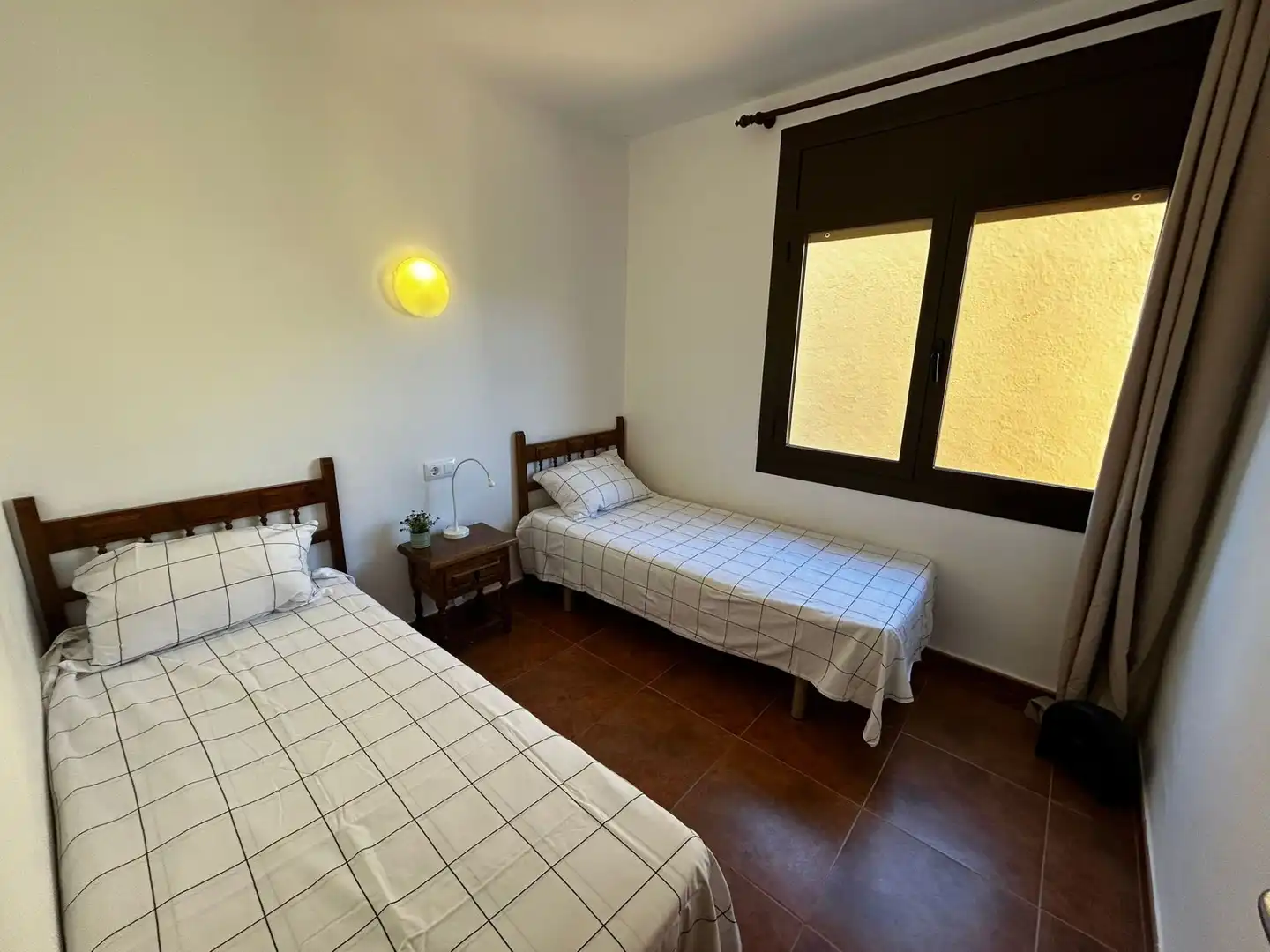 Dormitori de Apartament en venda en L'Escala amb Terrassa i Moblat