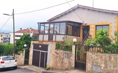 Vista exterior de Casa o xalet en venda en Gijón  amb Calefacció, Terrassa i Piscina