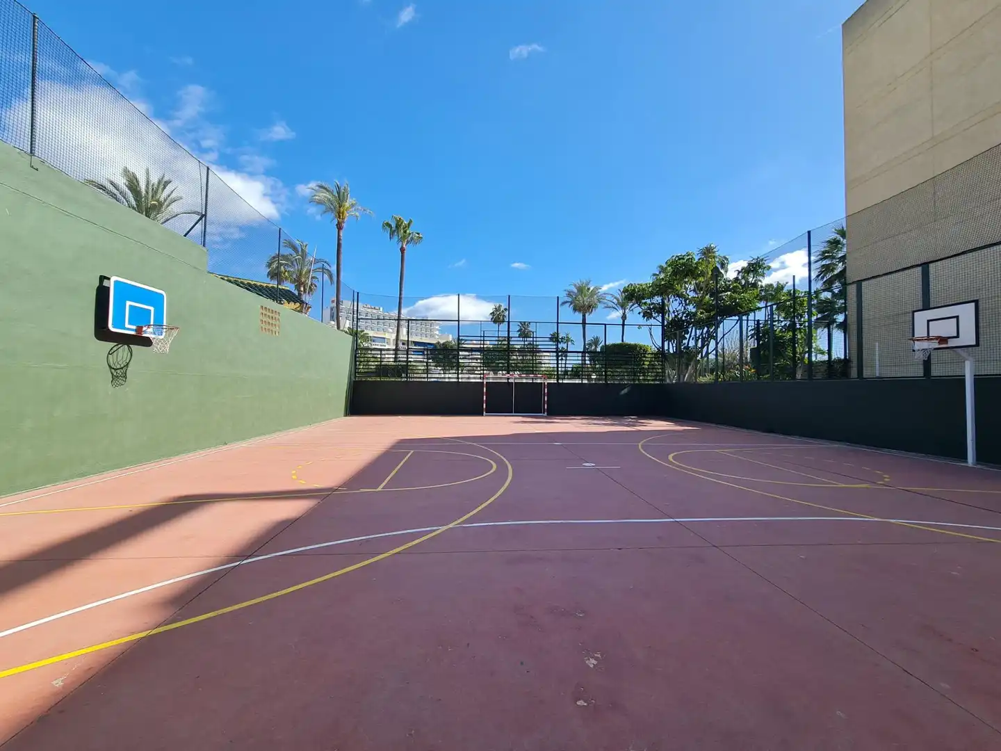 Parking de Piso en venta en Torremolinos con Aire acondicionado, Calefacción y Jardín privado