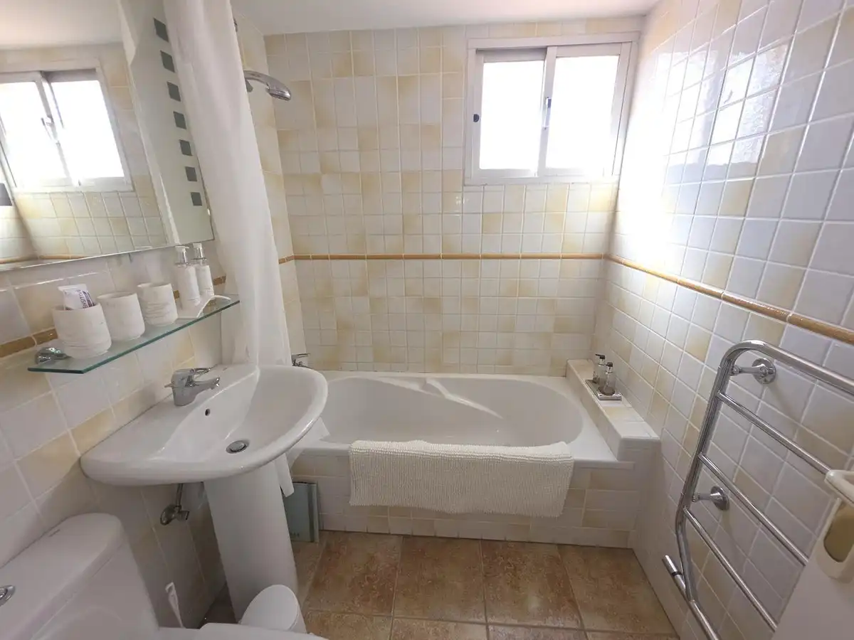 Baño de Apartamento en venta en Fuengirola con Terraza y Amueblado