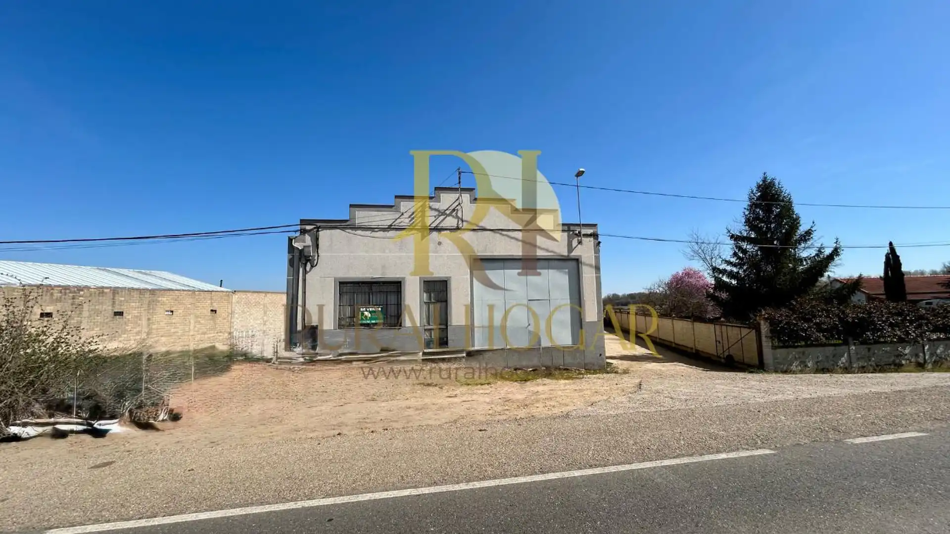 Vista exterior de Nave industrial en venta en La Bañeza 