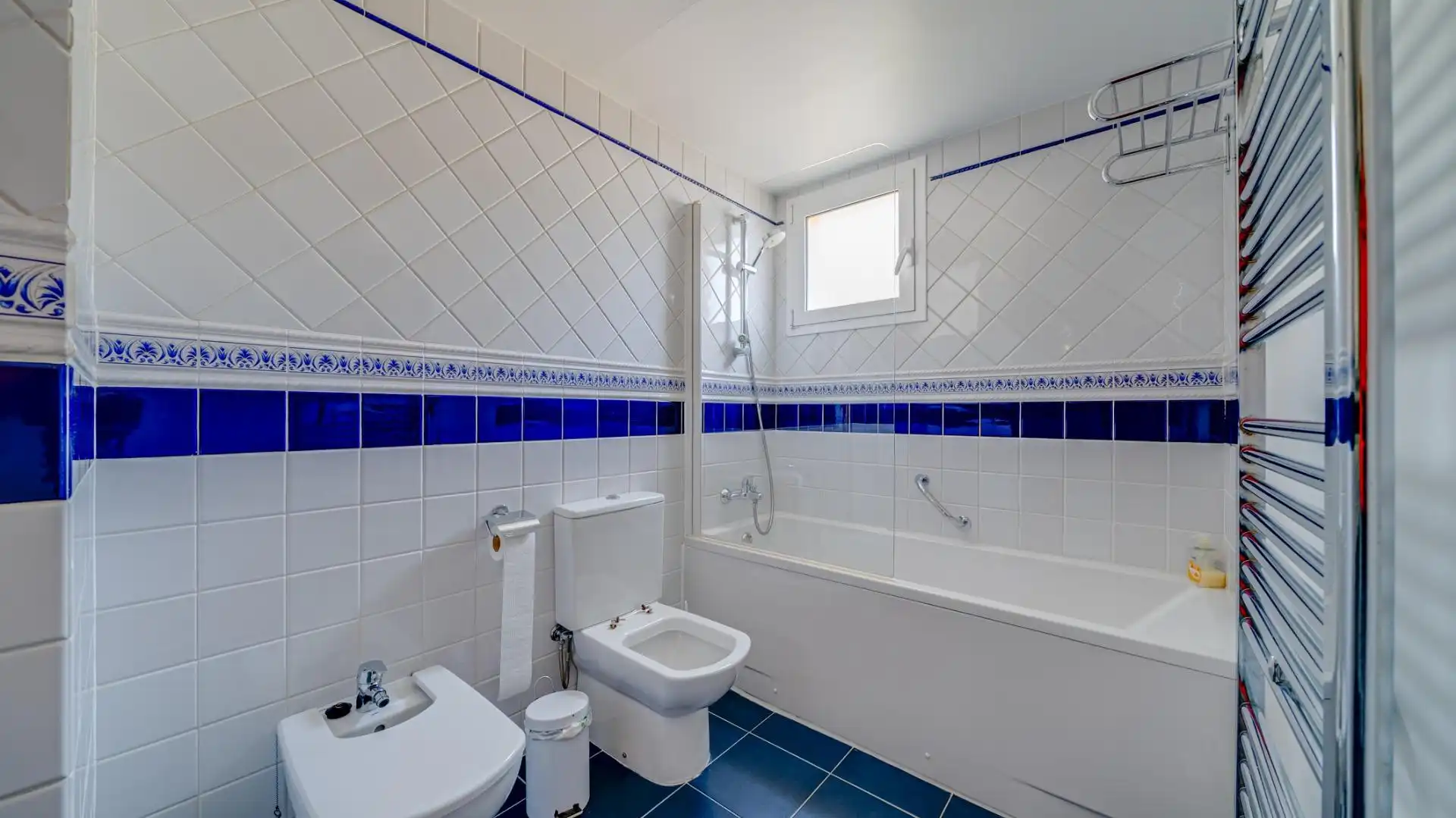 Badezimmer von Haus oder Chalet zum Verkauf in Finestrat mit Klimaanlage, Heizung und Privatgarten