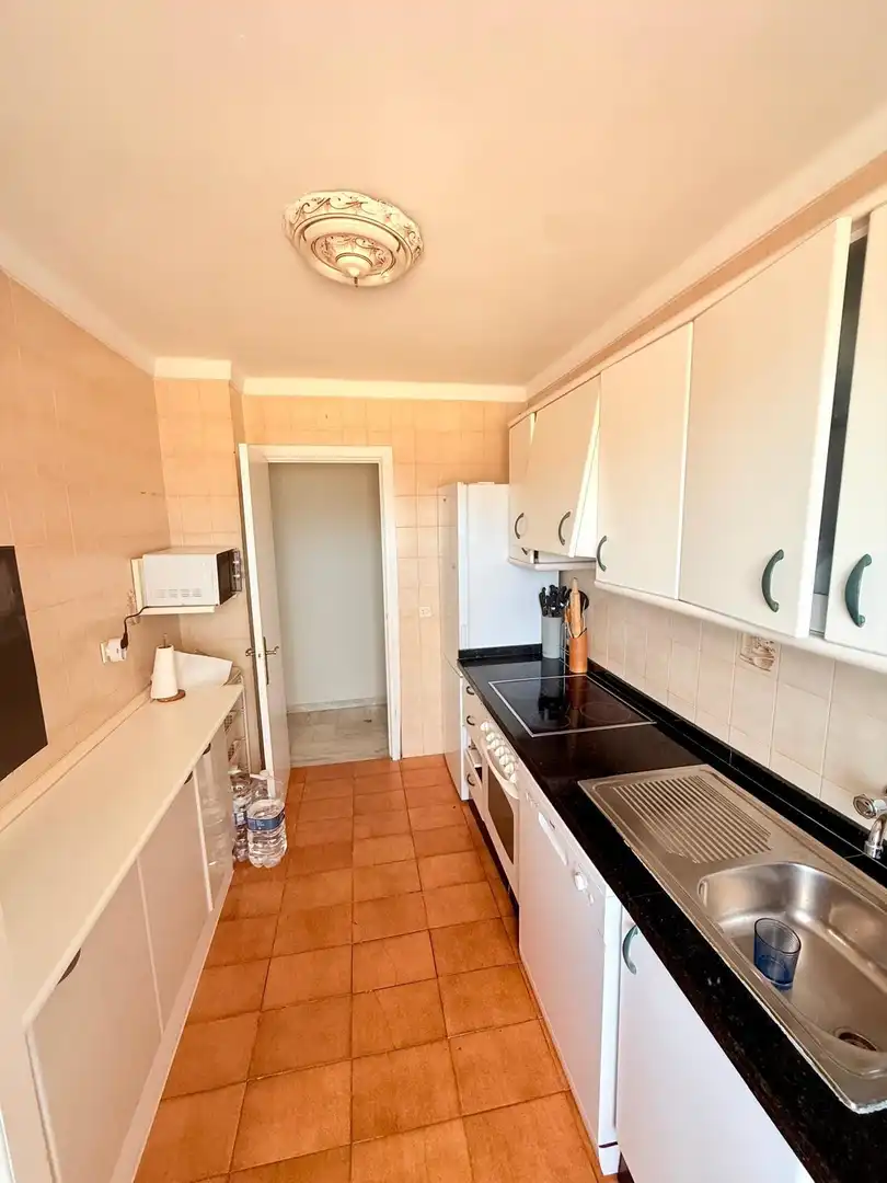 Cuina de Apartament de lloguer en Vélez-Málaga amb Piscina comunitària