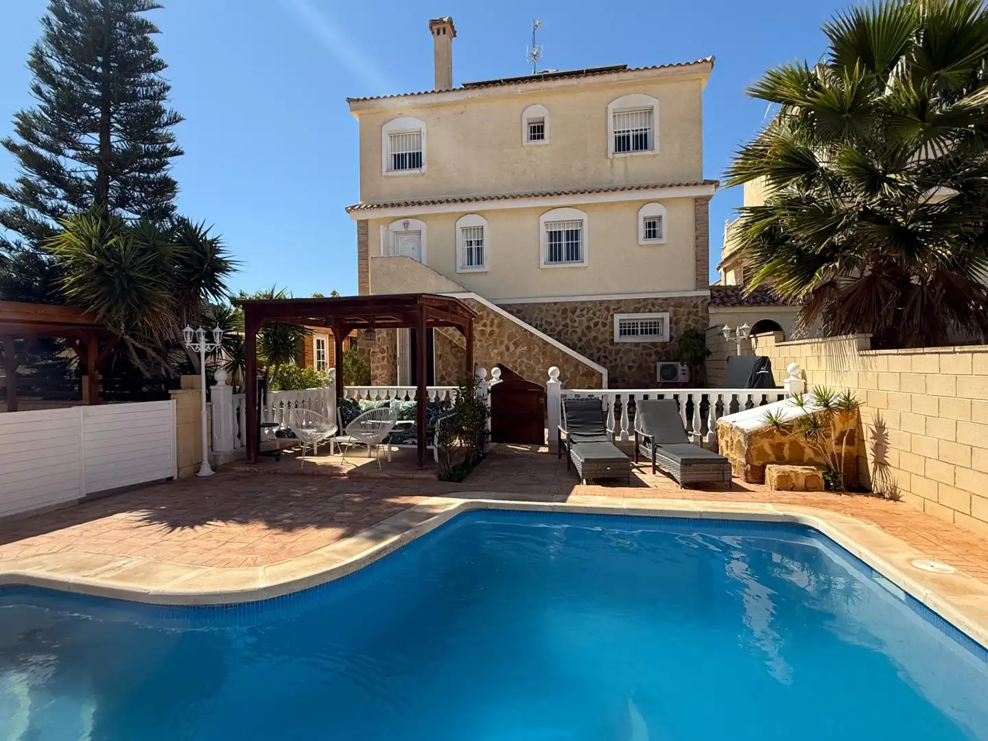 Bungalow con piscina en venta en Calle Garcilaso de la Vega, imagen 2