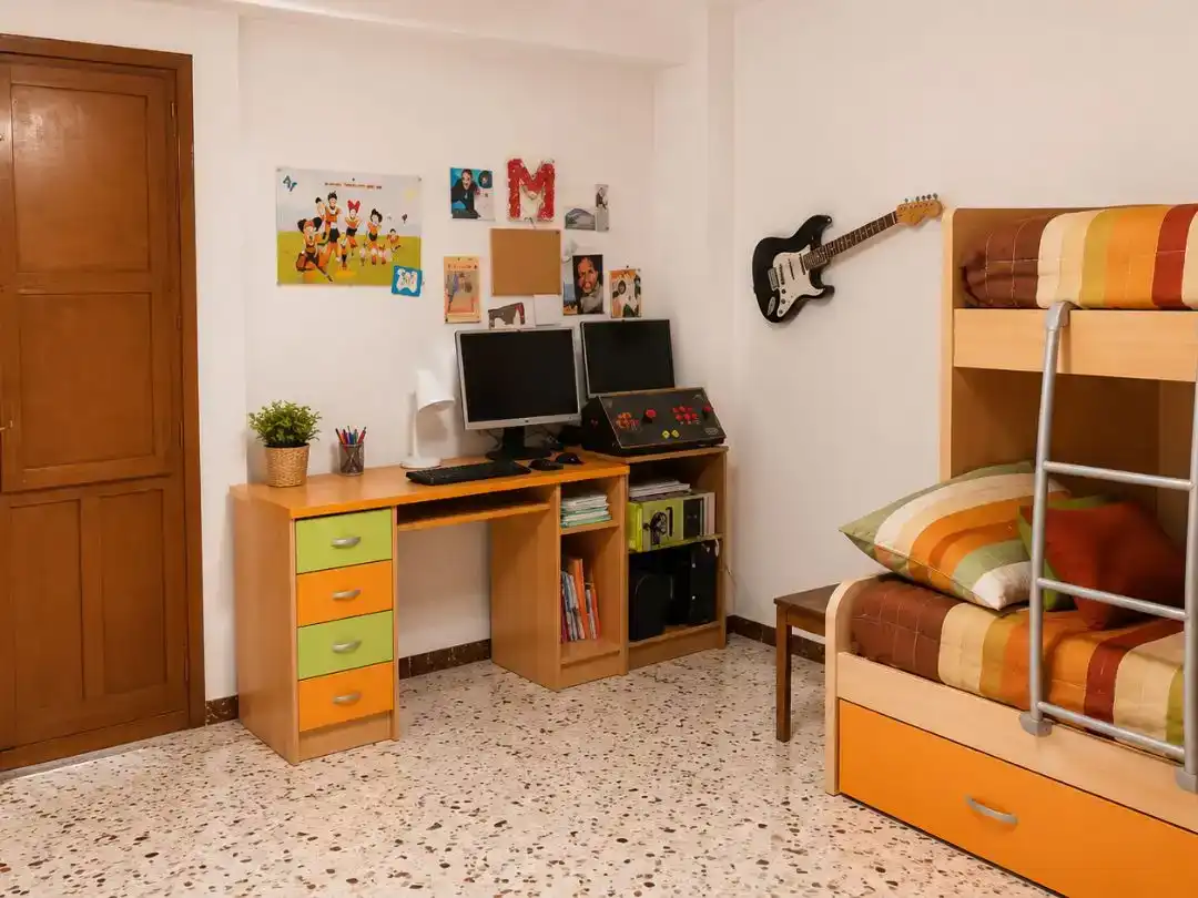 Habitación de Casa adosada en venta en Huelma, Jaén
