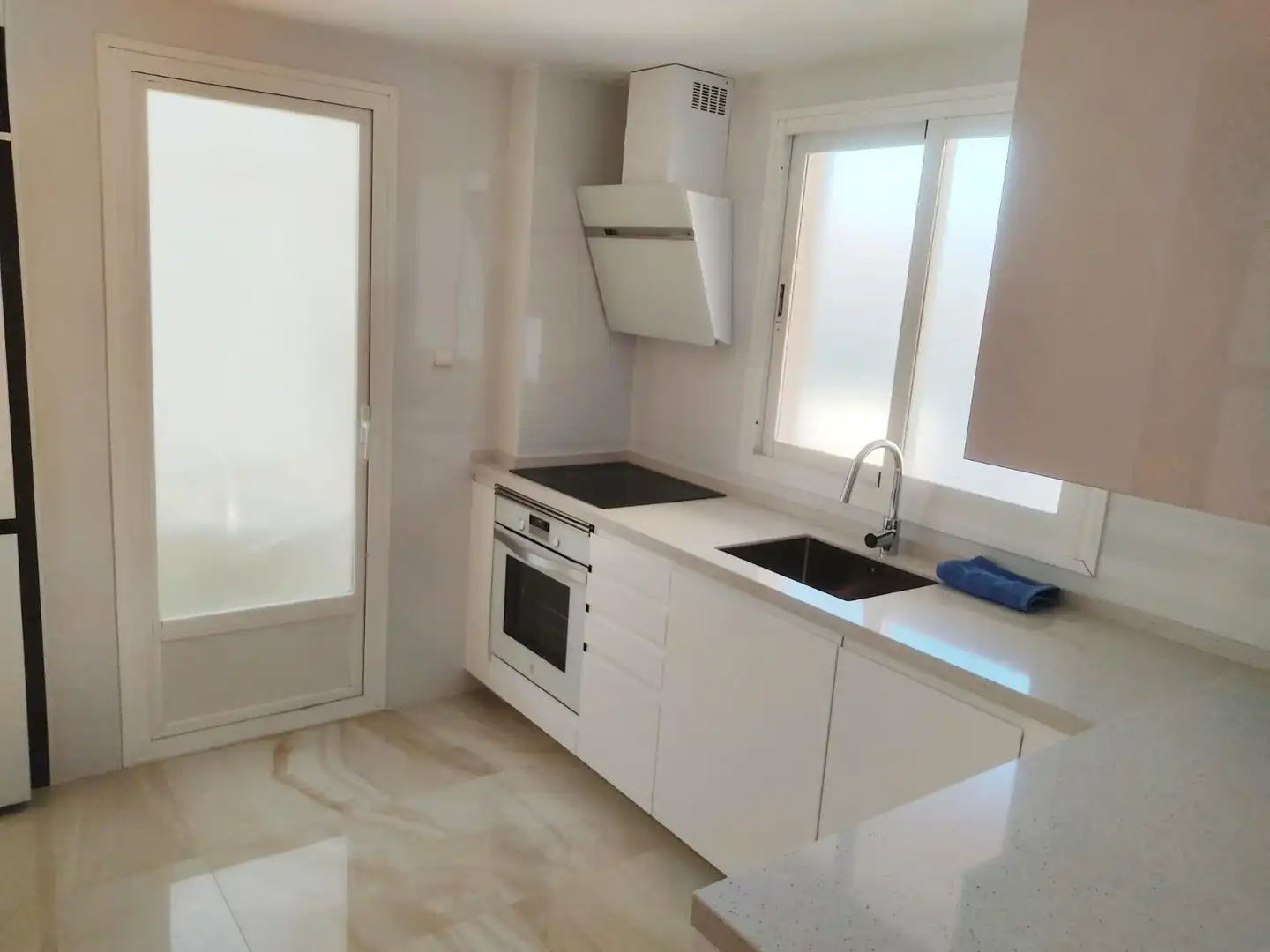 Cocina de Piso de alquiler en Roquetas de Mar con Aire acondicionado, Jardín privado y Terraza