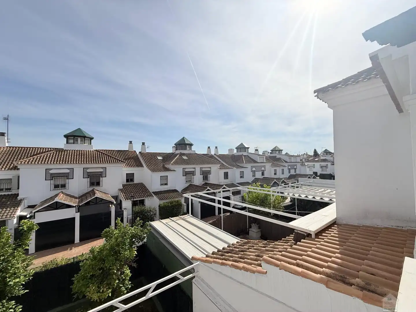 Vista exterior de Casa o xalet en venda en Tomares amb Aire condicionat, Terrassa i Piscina comunitària
