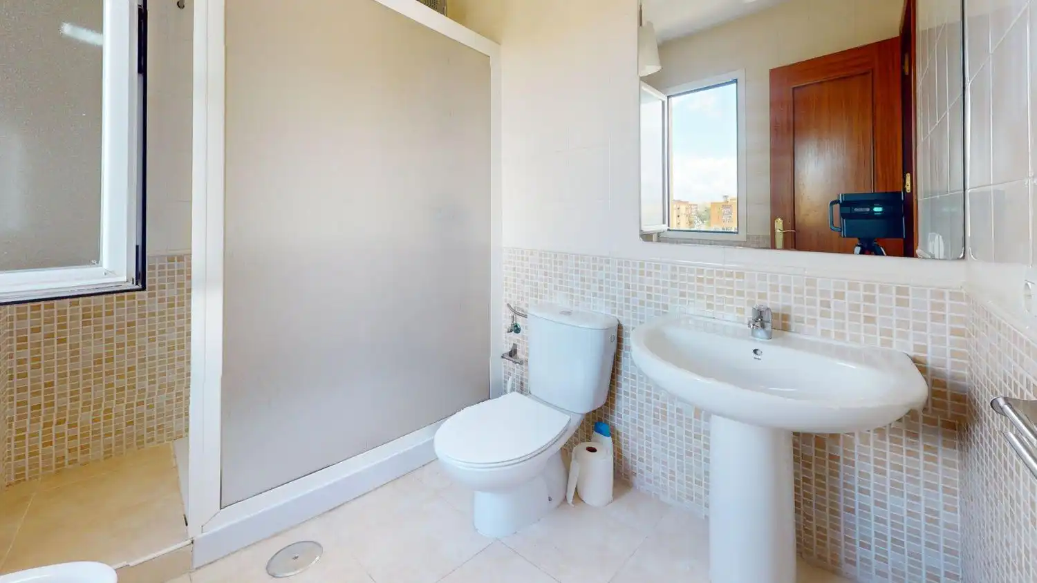 Bathroom of Flat for sale in Sevilla  with Air Conditioner and Storage room