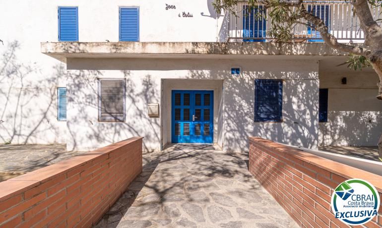Vista exterior de Planta baixa en venda en Roses amb Calefacció, Jardí privat i Traster