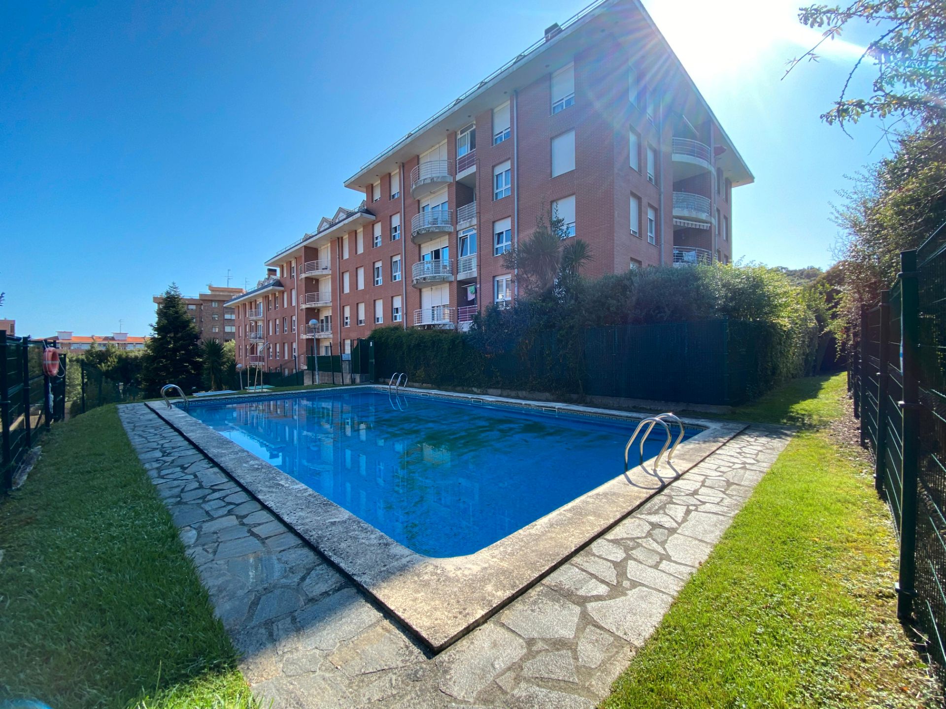 Piscina de Piso en venta en Castro-Urdiales con Calefacción, Jardín privado y Parquet