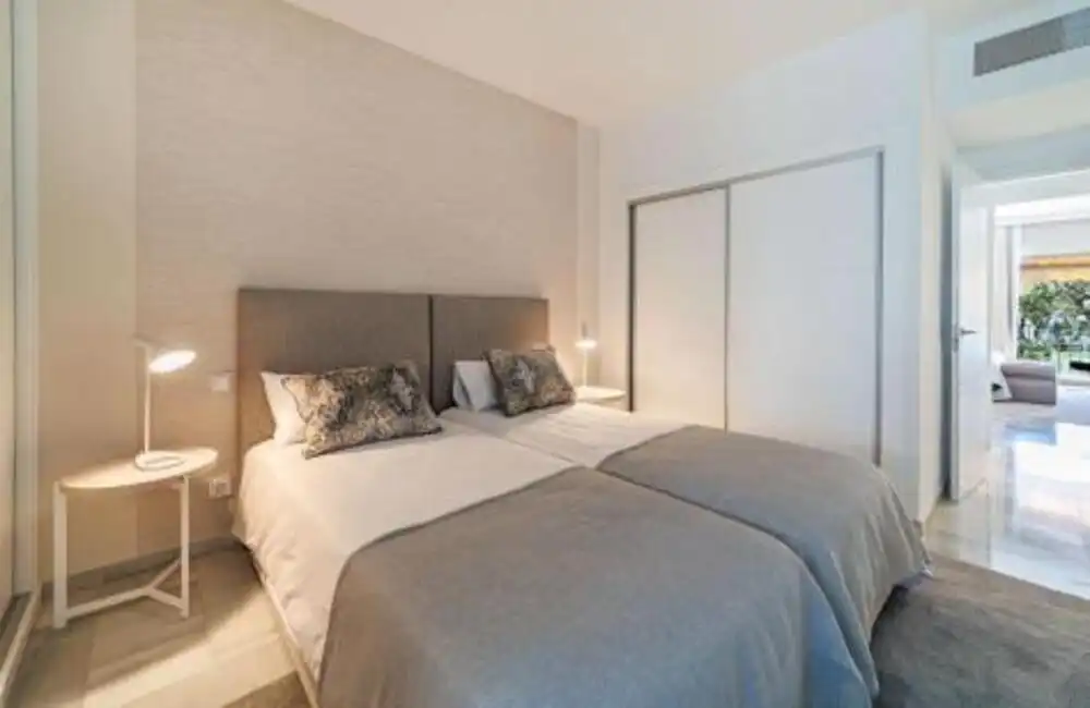 Dormitori de Apartament de lloguer en Marbella amb Aire condicionat, Terrassa i Piscina