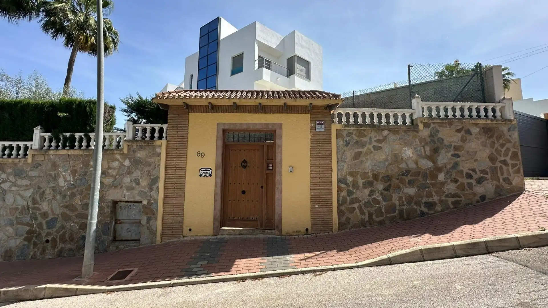 Vista exterior de Casa o chalet en venta en Torrevieja con Calefacción, Jardín privado y Piscina