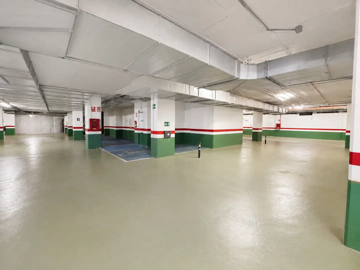 Parking of Flat for sale in Sevilla  with Air Conditioner and Community pool