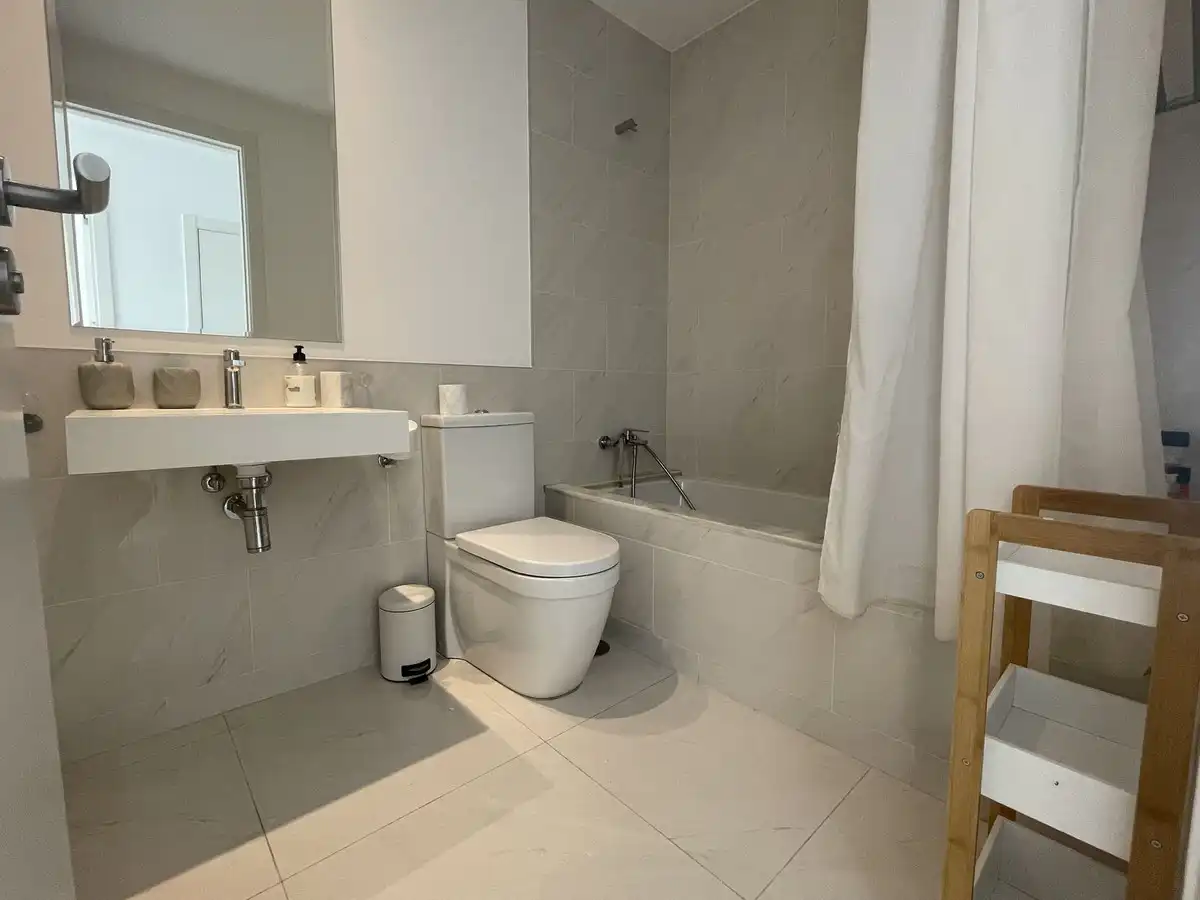 Badezimmer von Wohnung zum Verkauf in Estepona mit Klimaanlage, Privatgarten und Terrasse