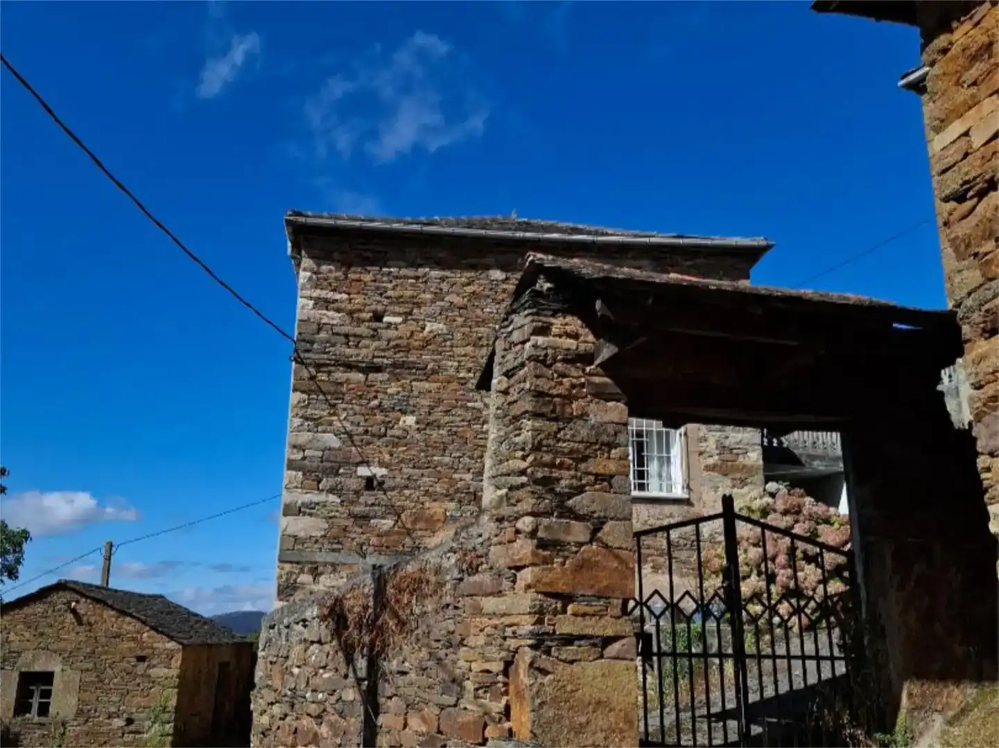 Vista exterior de Finca rústica en venda en Illano amb Moblat