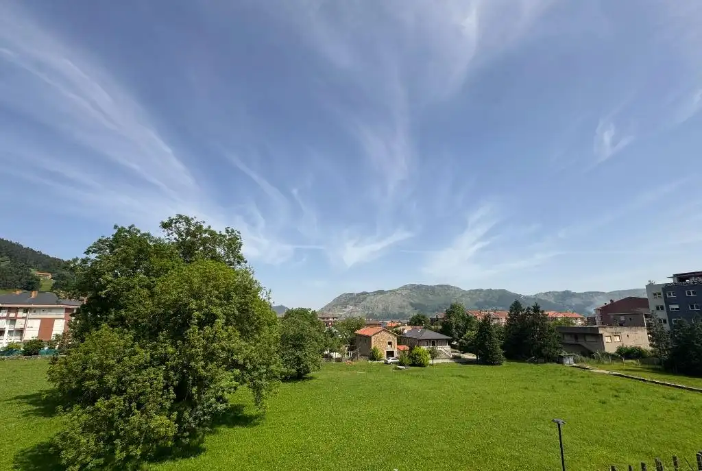 Außenansicht von Wohnung zum Verkauf in Los Corrales de Buelna  mit Heizung, Parkett und Terrasse