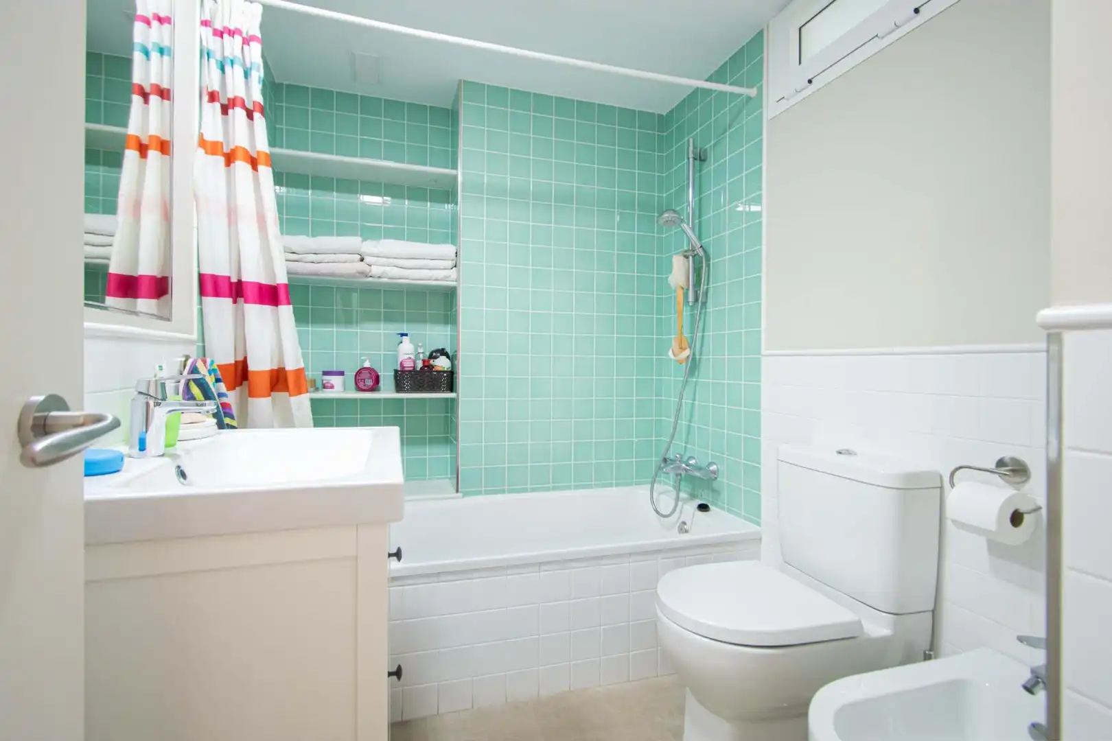 Baño de Casa adosada en venta en Valencina de la Concepción con Aire acondicionado, Trastero y Piscina comunitaria
