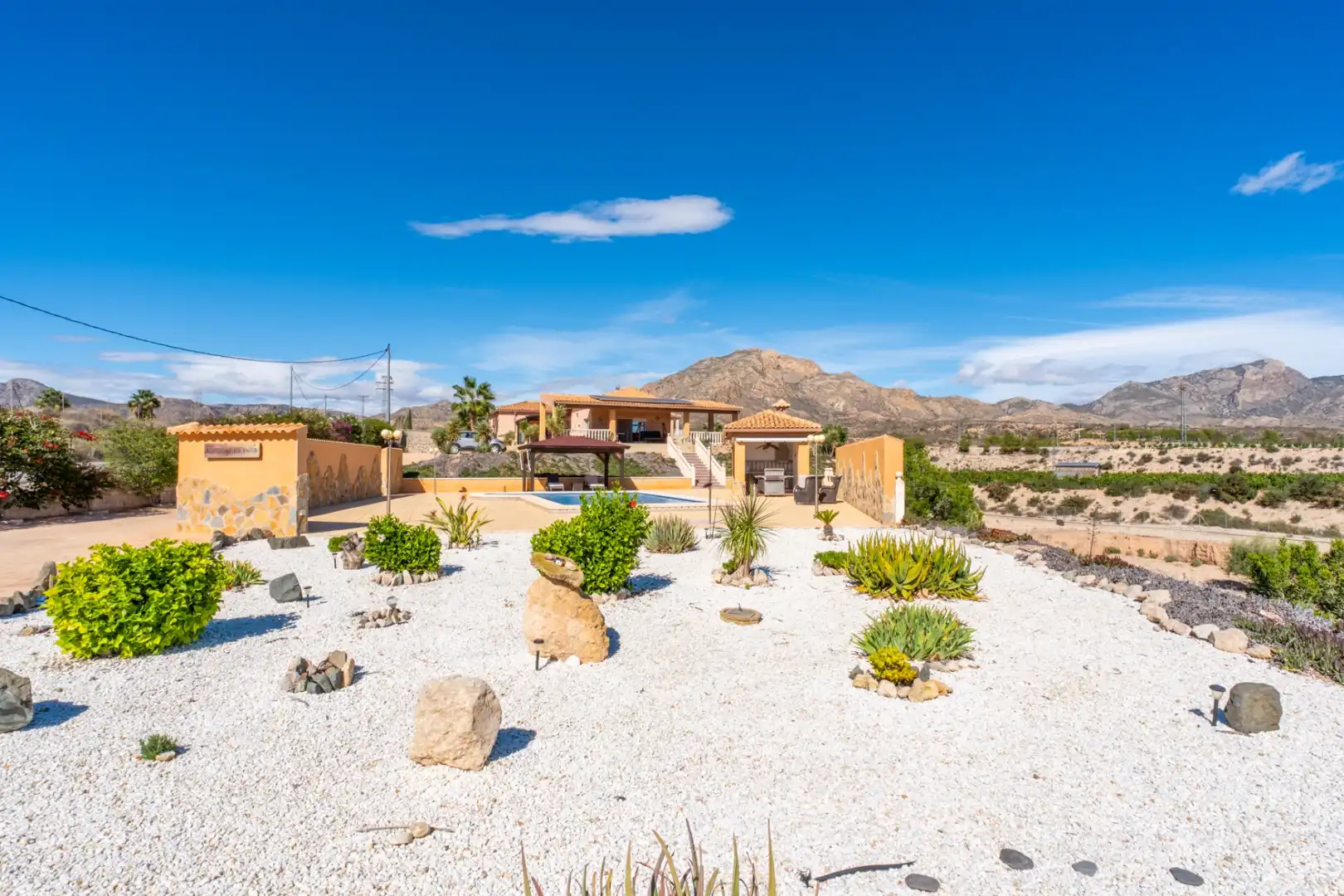 Vista exterior de Casa o xalet en venda en Albatera amb Aire condicionat, Calefacció i Jardí privat