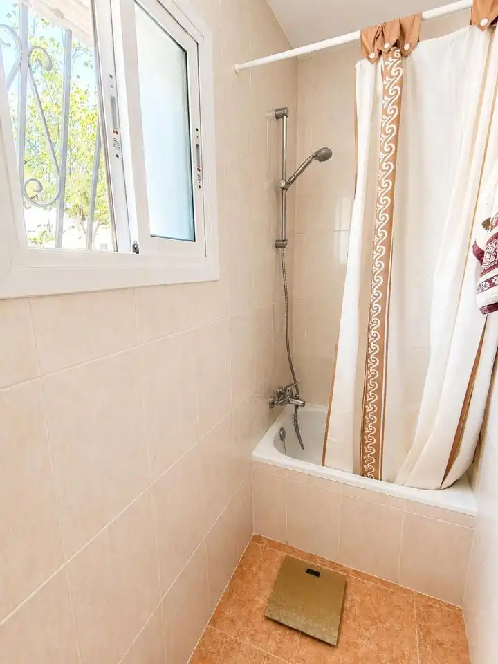 Bathroom of Houses for sale in Oliva  with Air Conditioner, Private garden and Terrace