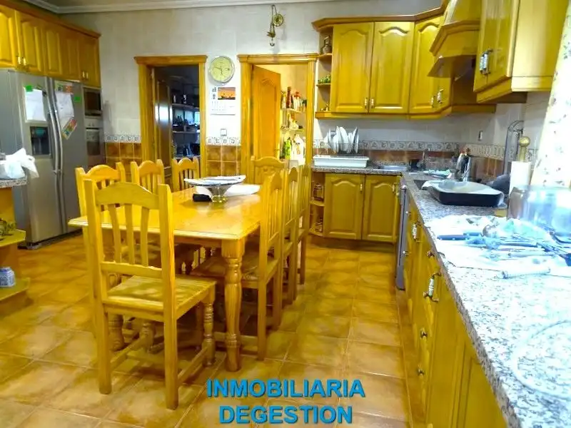 Cuina de Casa o xalet en venda en Linares amb Aire condicionat, Calefacció i Jardí privat