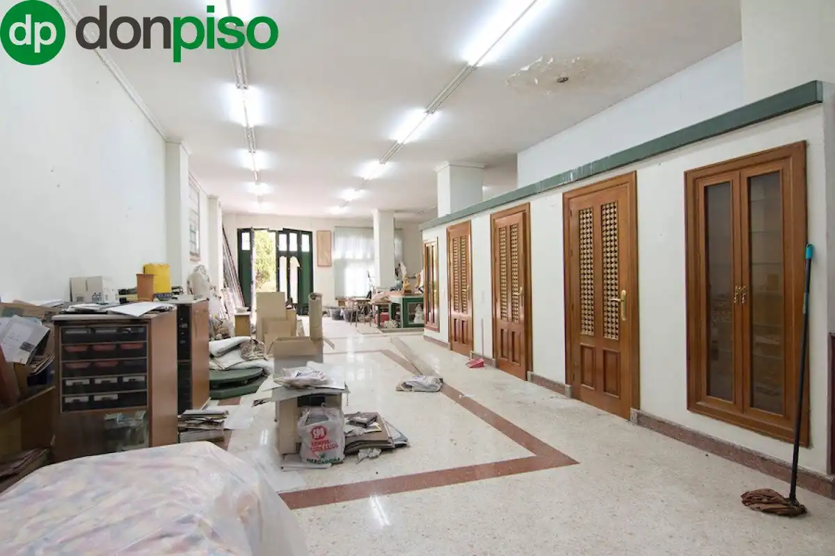 Local en venta en Granada con Amueblado