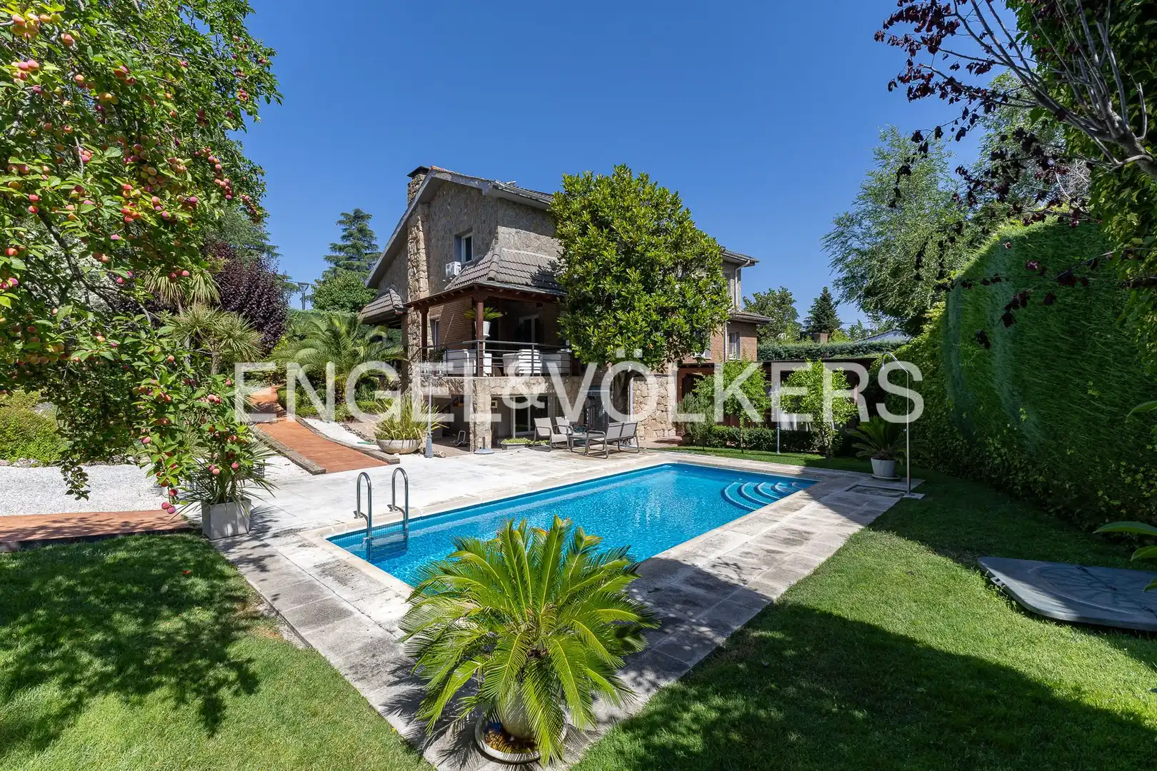 Swimming pool of Houses for sale in Majadahonda  with Air Conditioner, Heating and Private garden