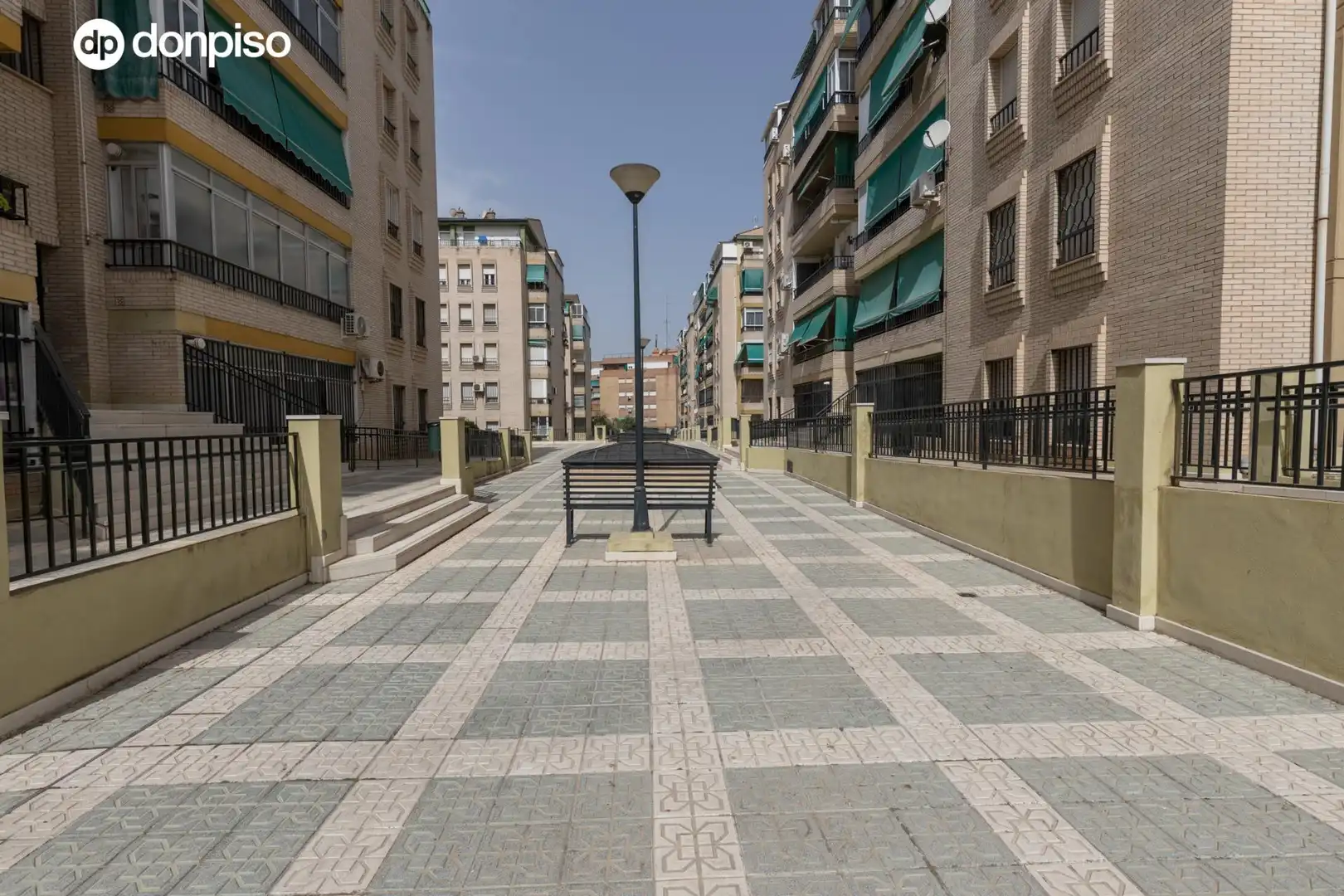Vista exterior de Piso en venta en Granada con Aire acondicionado