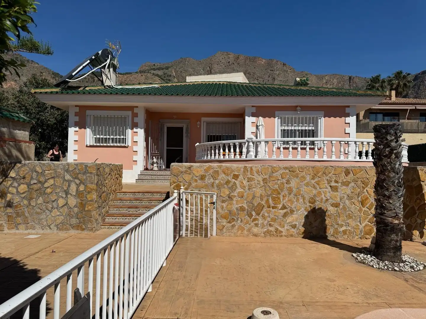 Vista exterior de Casa o xalet en venda en Orihuela amb Aire condicionat, Jardí privat i Traster