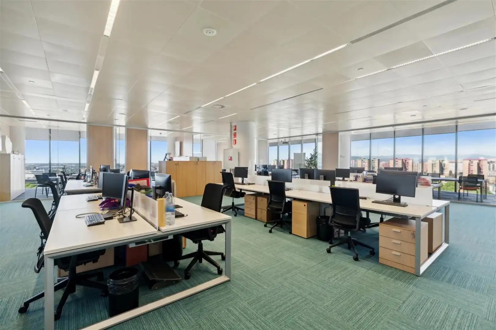Büro zur Miete in L'Hospitalet de Llobregat mit Klimaanlage und Heizung