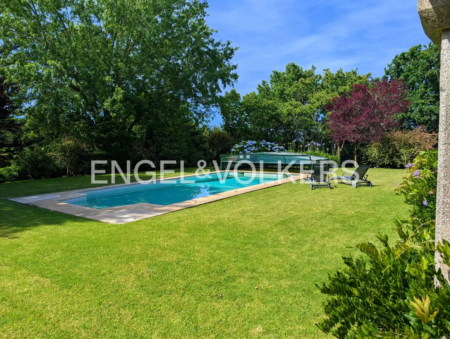 Piscina de Casa o xalet en venda en Nigrán amb Calefacció, Jardí privat i Terrassa