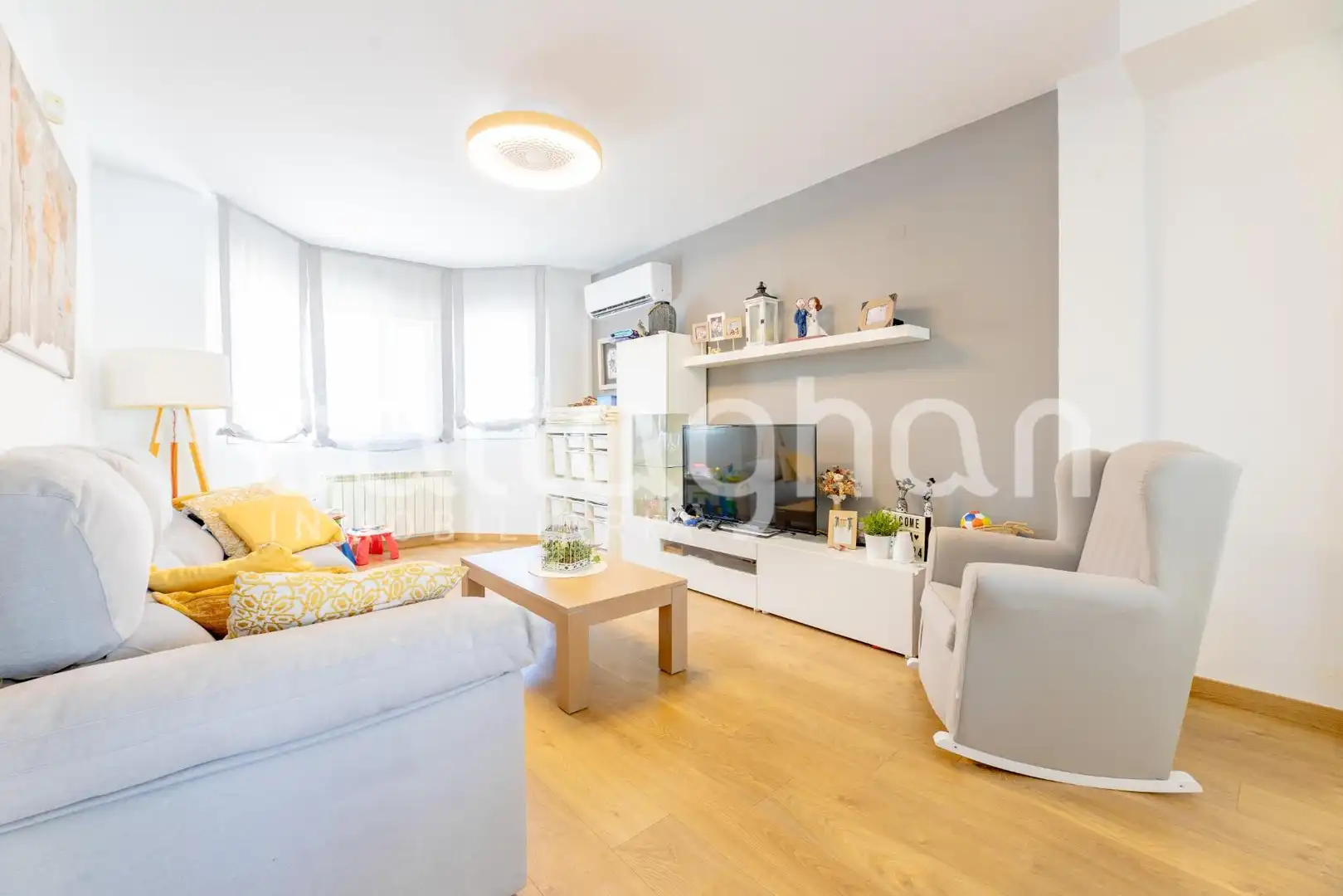 Sala d'estar de Casa adosada en venda en La Pobla de Vallbona amb Aire condicionat, Jardí privat i Terrassa
