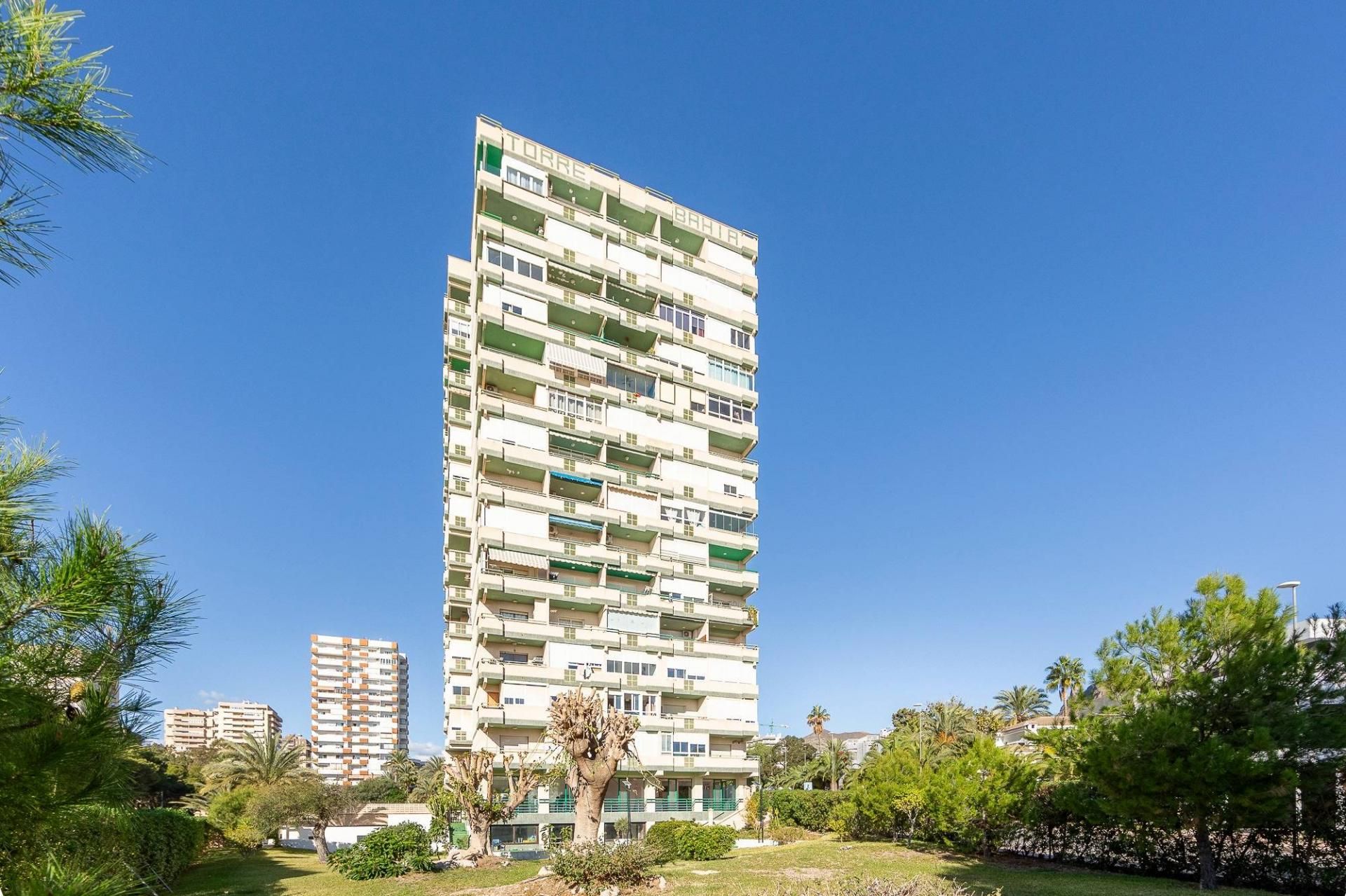 Vista exterior de Apartament en venda en Roquetas de Mar amb Jardí privat i Piscina comunitària
