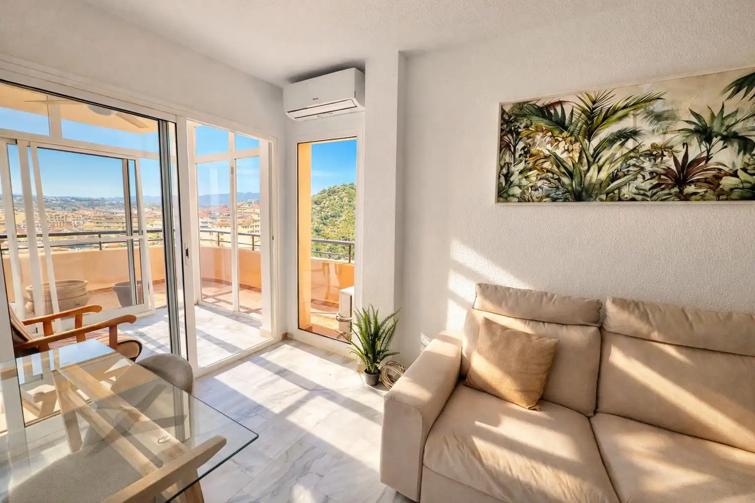 Sala de estar de Piso en venta en Fuengirola con Aire acondicionado, Terraza y Piscina comunitaria