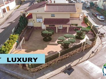 Chalet con piscina en venta en Gran Via de Pau Casals