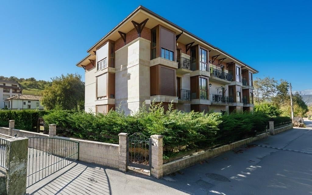 Vista exterior de Piso en venta en Corvera de Toranzo con Jardín privado y Balcón