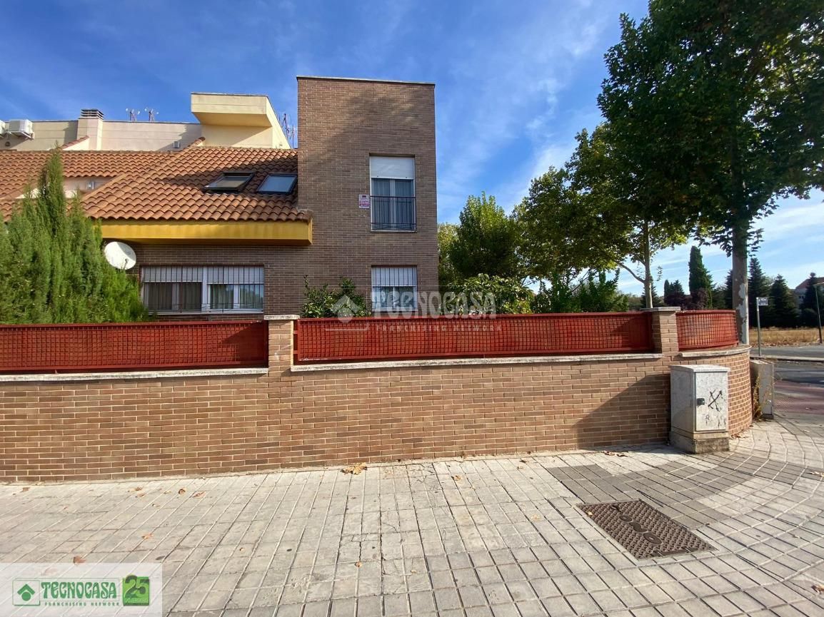 Vista exterior de Casa adosada en venda en Ciudad Real Capital amb Aire condicionat, Calefacció i Parquet