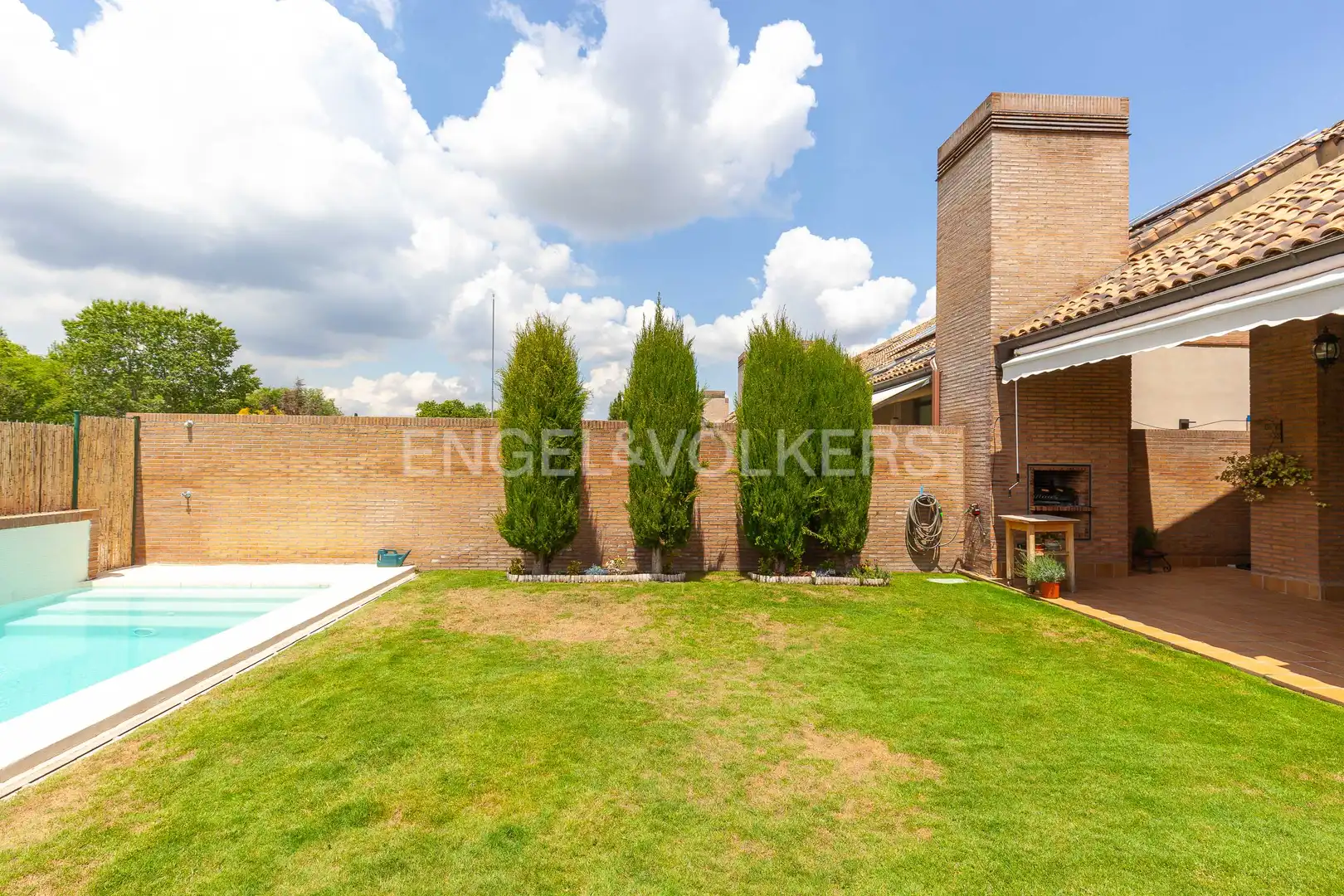 Vista exterior de Casa o xalet de lloguer en Pozuelo de Alarcón amb Aire condicionat, Calefacció i Jardí privat