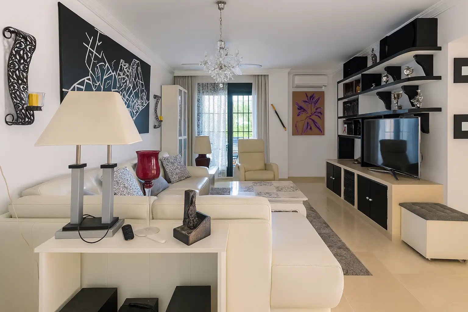 Wohnzimmer von Wohnung zum Verkauf in Estepona mit Klimaanlage, Privatgarten und Gemeinschaftspool