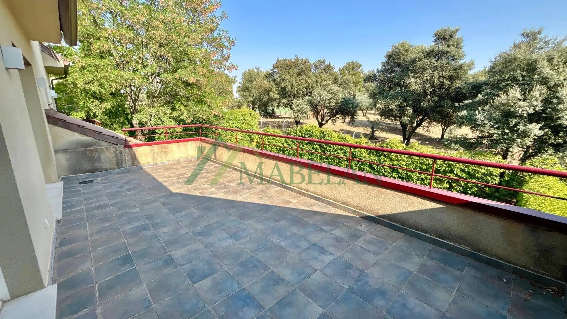 Terrasse von Einfamilien-Reihenhaus zur Miete in Madrid mit Klimaanlage, Privatgarten und Terrasse