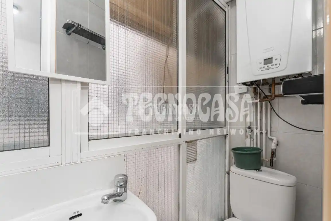 Bany de Pis en venda en Cornellà de Llobregat amb Calefacció