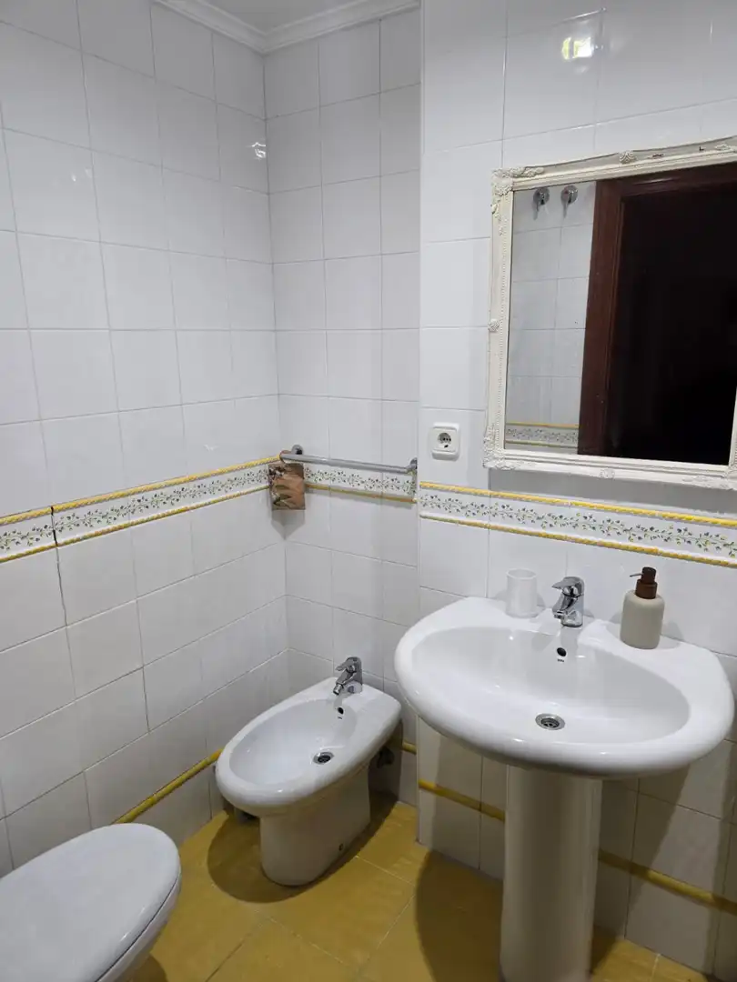 Baño de Piso de alquiler en Gijón  con Calefacción, Parquet y Terraza
