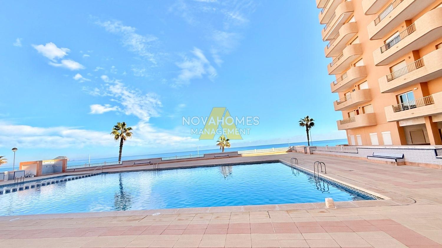 Piscina de Apartament en venda en La Manga del Mar Menor amb Terrassa i Moblat