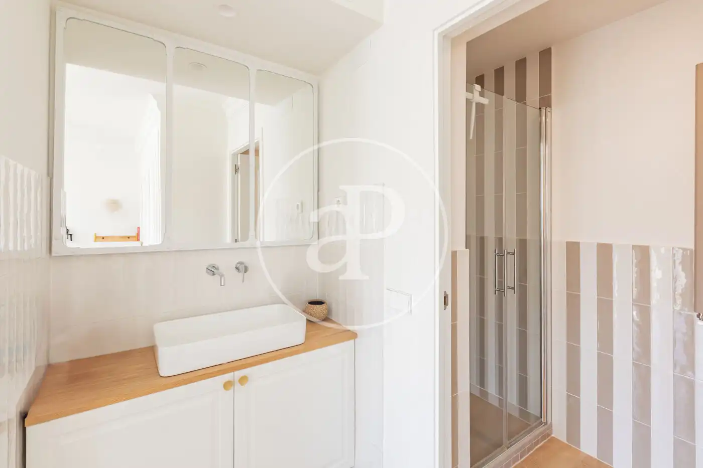 Bathroom of Flat for sale in Madrid  with Air Conditioner, Heating and Storage room