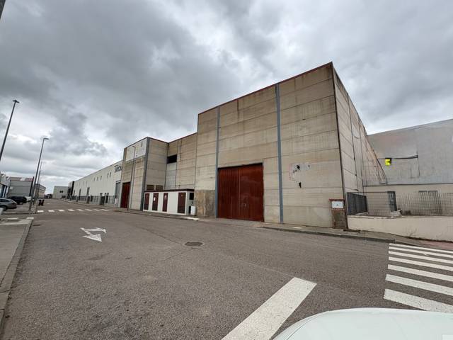 Nave industrial en Venta en Calle de la Radio en Llerena