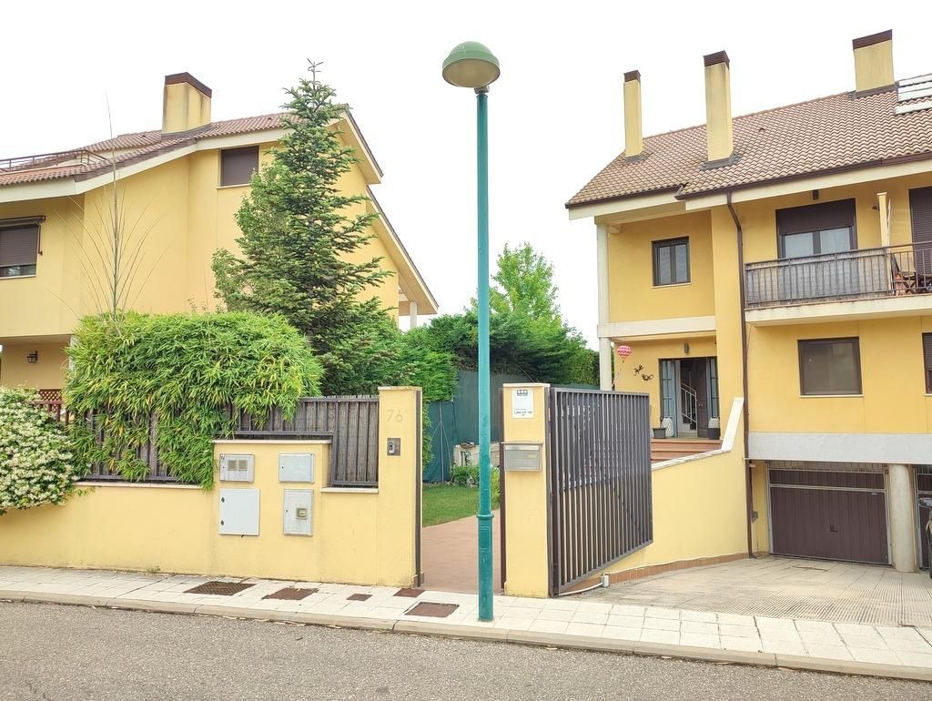 Exterior view of Single-family semi-detached for sale in Valladolid Capital  with Heating, Private garden and Parquet flooring