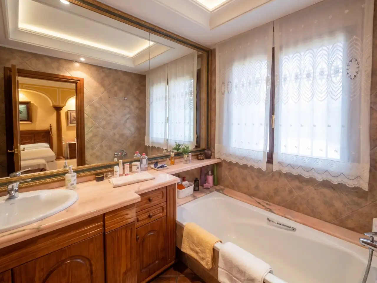 Bany de Casa o xalet en venda en Elche / Elx amb Jardí privat, Terrassa i Piscina
