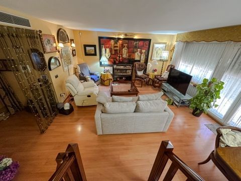 Sala d'estar de Casa adosada en venda en Alagón amb Jardí privat, Traster i Moblat