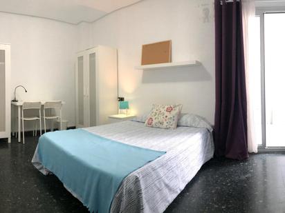 Bedroom of Flat to share in  Valencia Capital  with Washing machine, Balcony and Internet