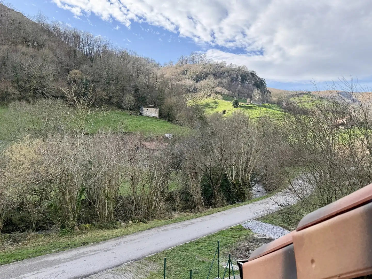 Außenansicht von Einfamilien-Reihenhaus zur Miete in San Roque de Riomiera mit Heizung und Privatgarten